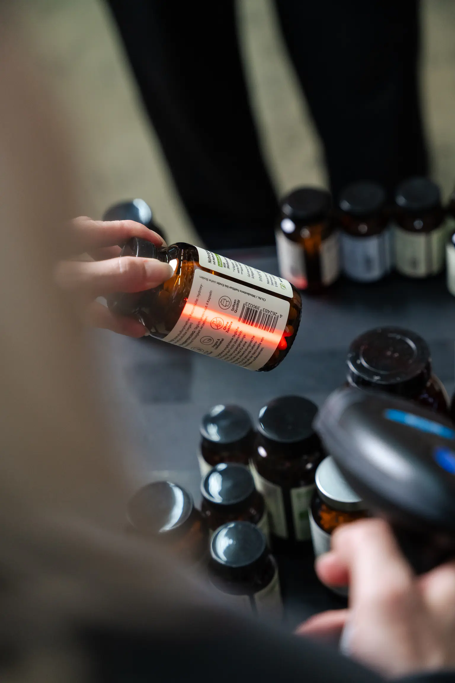 Chargenmanagement: Barcode-Scan einer Produktcharge im SL-Fulfillment Lager