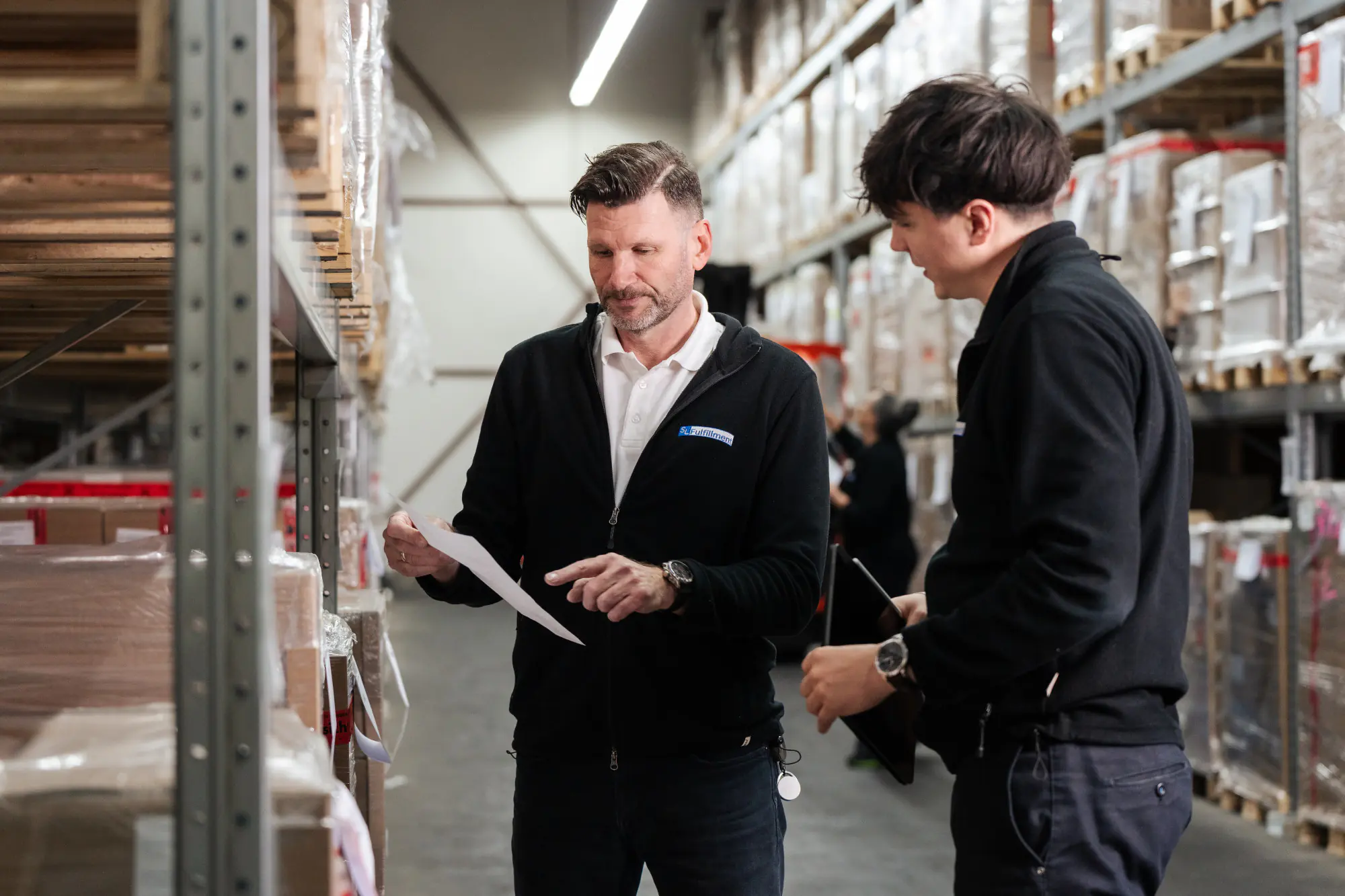 Geordnete Lagerregale im SL-Fulfillment Lager in Heitersheim