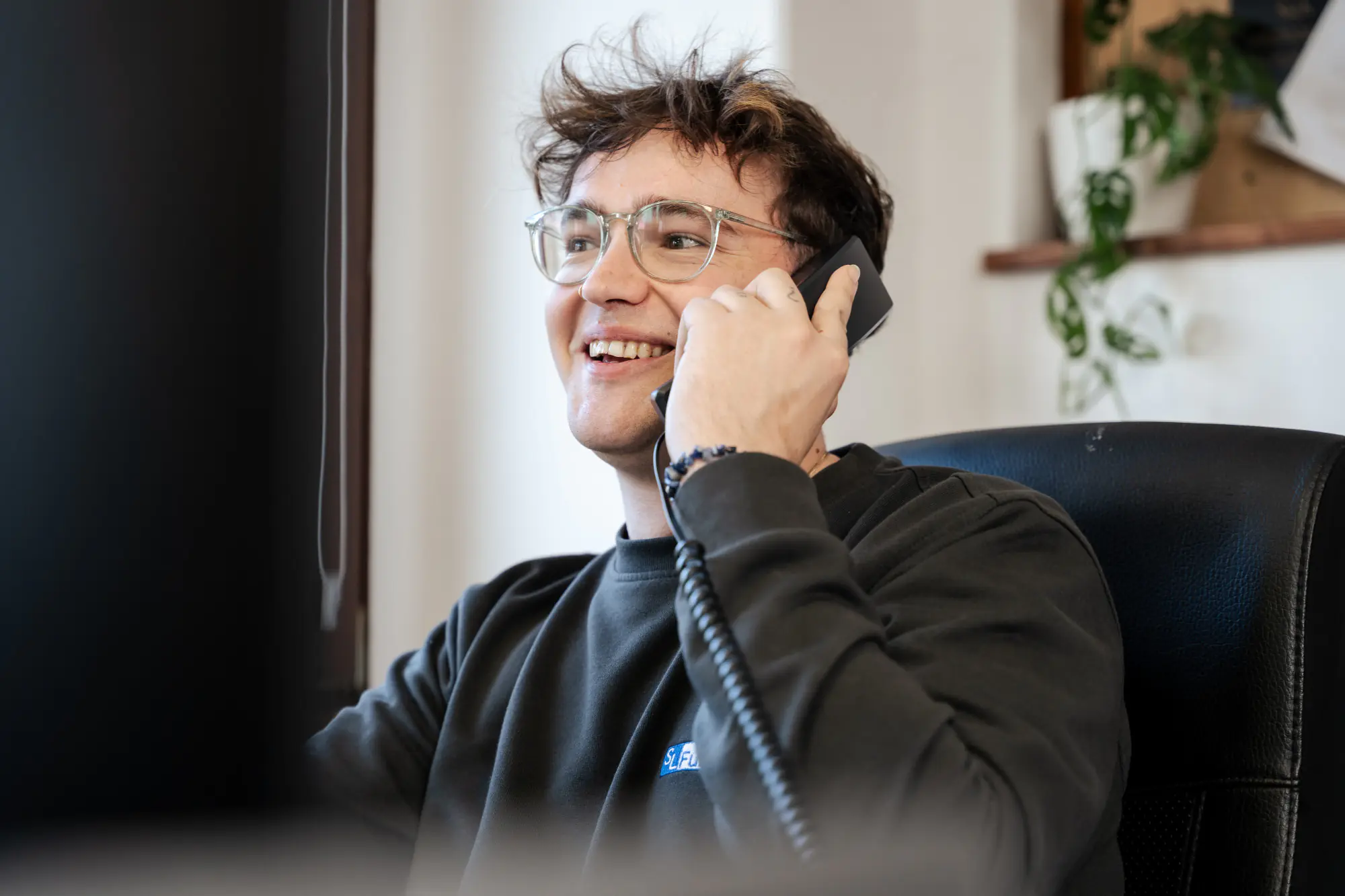 SL-Fulfillment Mitarbeiter beantwortet Kundenanfrage am Telefon